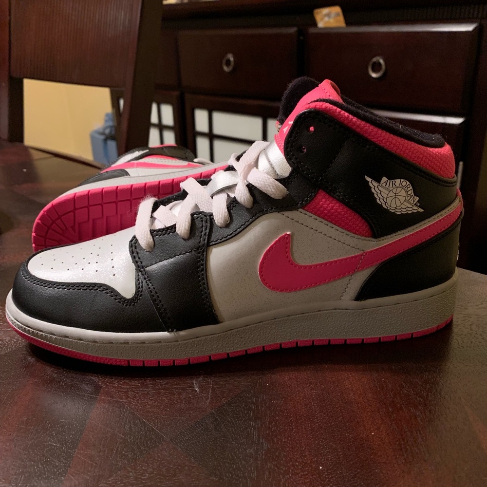 Air Jordan 1 Mid Sneaker Size 7Y